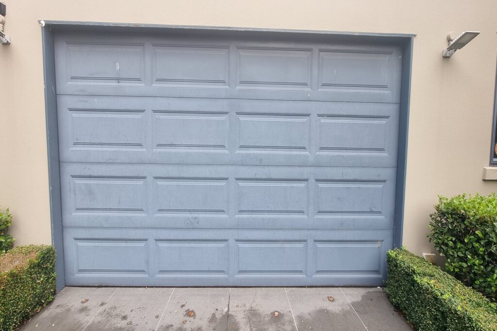 Advantages of Spray Painting Garage Doors